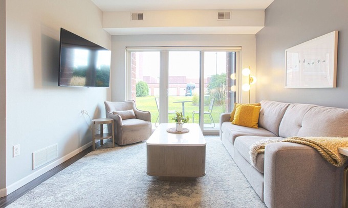 Southfield Apartment | Modern Apartment in Prime Location (ID4346)
