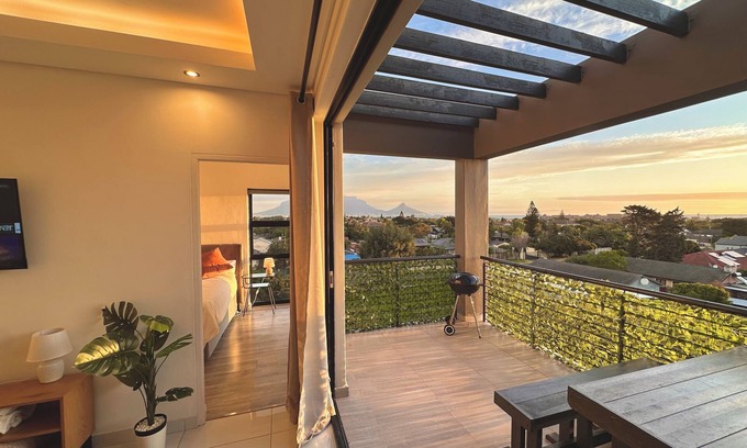 Flamingo Vlei Apartment | Modern Apartment in Blouberg. Table Mountain and Sea views | AVINA @ Blouberg