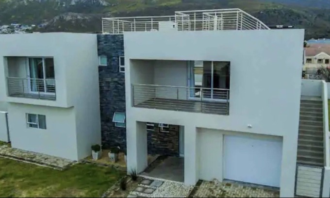 Sandbaai Apartment | Modern apartment near the beach