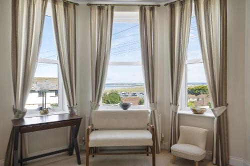 Westward Ho Apartment | Modern Apartment Private Parking Walk to Beach