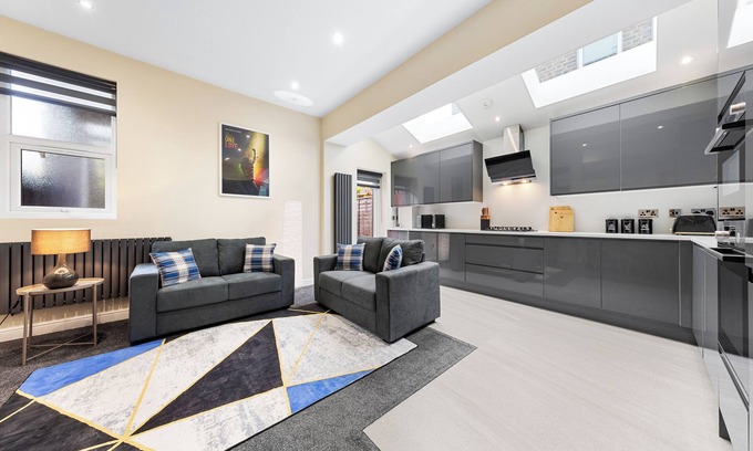 College Park and Old Oak Apartment | Modern Apartment Shepherd's Bush Near Westfield