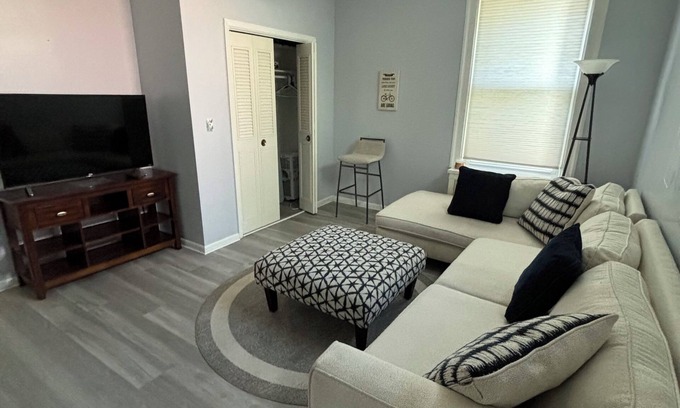 Perry North Apartment | Modern apartment w/fitness room, AC, WiFi. close to stadiums and downtown