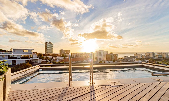 Three Anchor Bay Apartment | Modern Apartment w/Rooftop Deck (Scholtz Penthouse)
