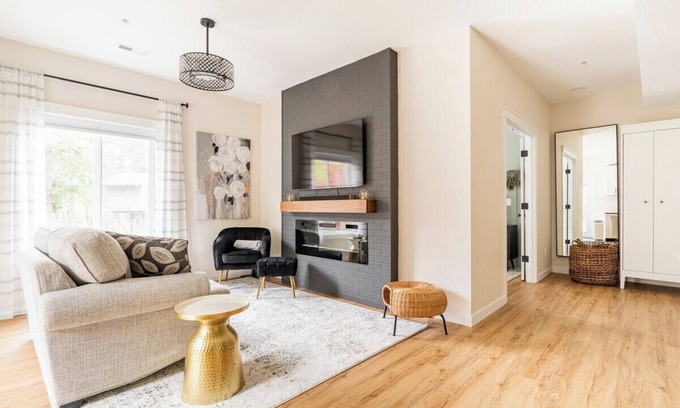 Maple Valley Apartment | Modern apartment with AC, HotTub and Private Deck
