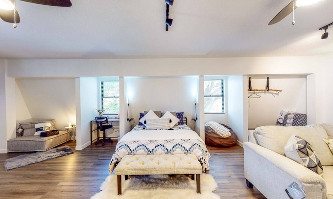 Winter Park Apartment | Modern apartment w/ enclosed yard & kitchenette