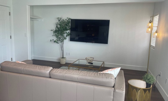 Downtown Omaha Apartment | Modern Apartment Walk to Old Market