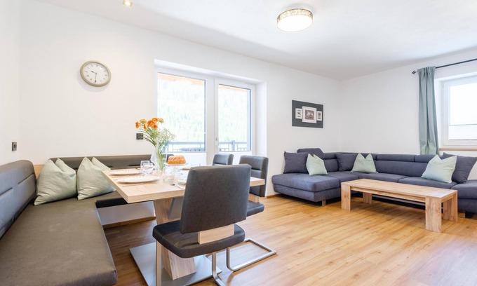Untertauern Apartment | Modern apartment with ski storage and balcony