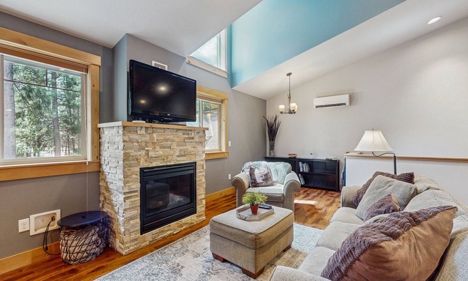 Sisters Apartment | Modern Apartment with fireplace, central A/C, pool & tennis/pickleball court