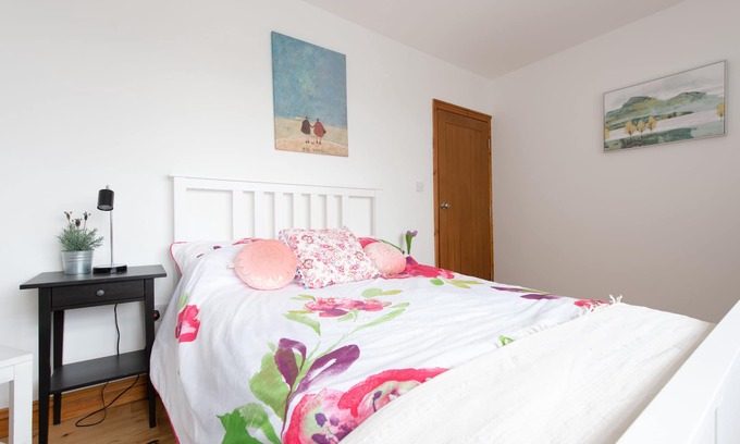 Wood Green Apartment | Modern Apartment "Woodleigh" Sleeps 4