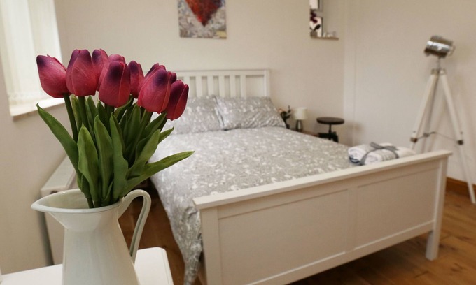 Wood Green Apartment | Modern Apartment "Woodship" Sleeps 7