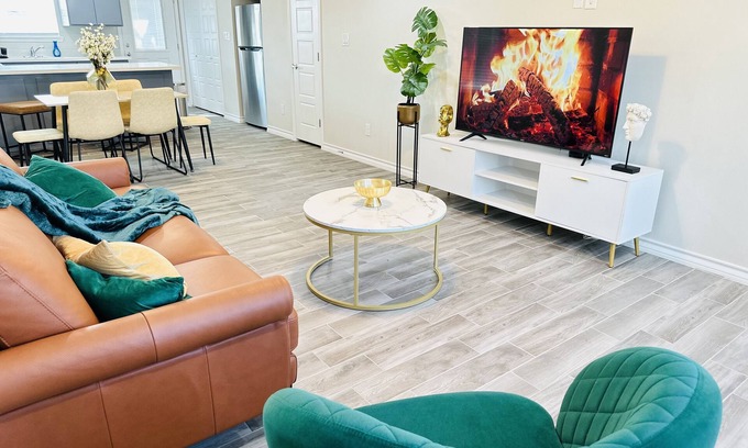 Brownsville Condo | Modern apt/King bed/Free parking/Wi-fi