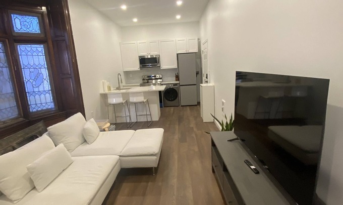 Spruce Hill Apartment | Modern APT on UPENN campus with onsite parking! 5 min walking to CHOP!
