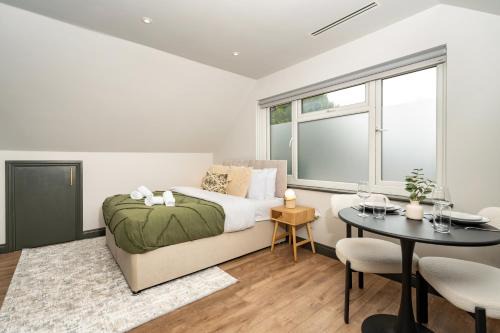 Friern Barnet Apartment | Modern Arnos Grove Studio, Air Conditioning