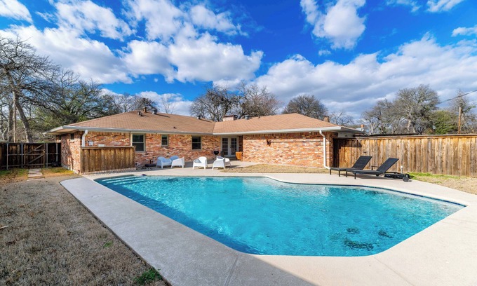 Buckner Terrace - Everglade Park House | Modern Art House: 3-Bedroom Home Private Pool!