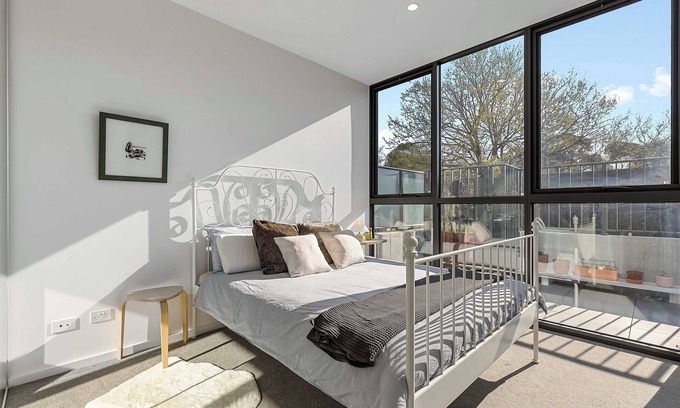 Lyneham House | Modern Artistic Apartment with Front Yard, Private Access, Family Friendly