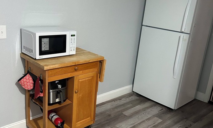 Pine Hills Apartment | -Modern attached en-suite -shared pool -Orlando