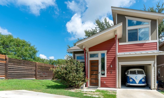 Galindo House | Modern Austin Home w/ Porch & Large Yard!
