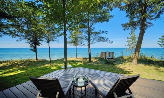 Manistee Cottage | ★Modern Beach House w/Sunset Views/Trails/Golfing/Skiing/Secluded Beach★