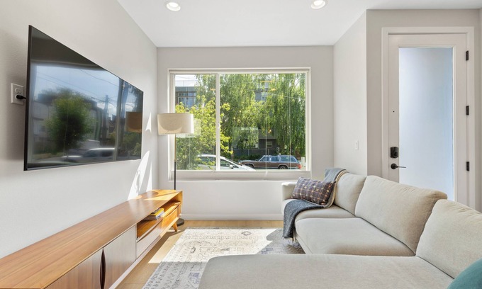 Ballard House | Modern Ballard Retreat – Walk to Cafes & Parks