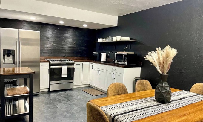Karns House | Modern Basement Suite w/King bed and Fast wifi