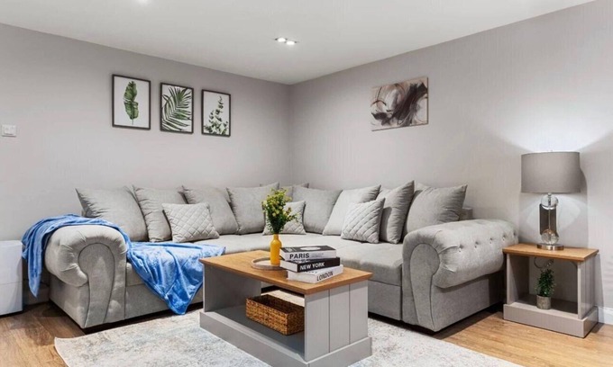 Shaftesbury Apartment | Modern Battersea Apartment - Sleeps 6 & Mini Bar
