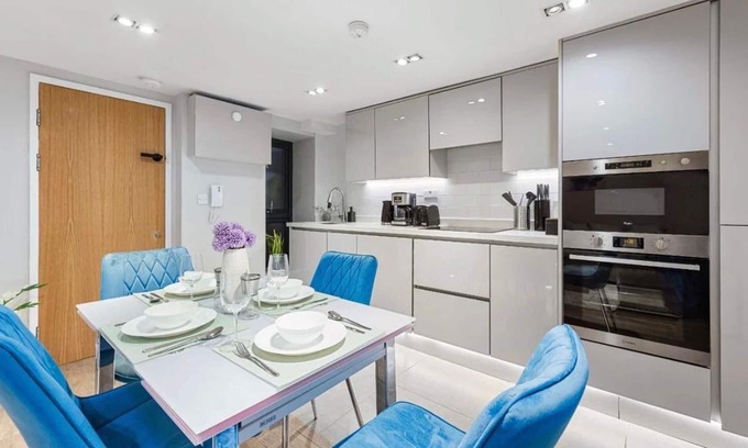 Shaftesbury Apartment | Modern Battersea Apartment - Sleeps 6 & Mini Bar