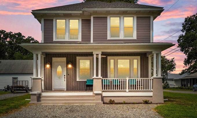 Colonial Beach House | Modern Bay View Beach House