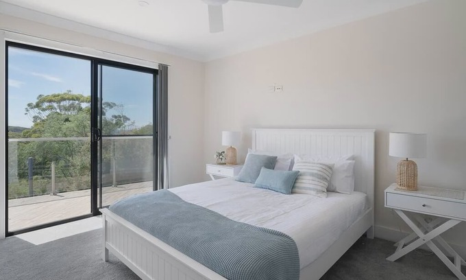 North Avoca House | MODERN BEACH HOME / STUNNING VIEW / GREAT GARDEN