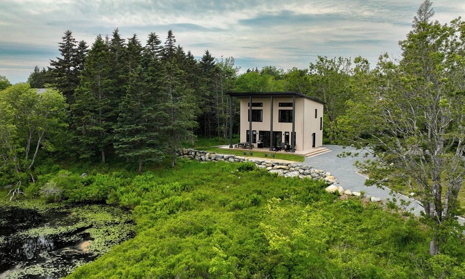 Brooklyn House | Modern Beach House | 90-Sec Walk to Pristine Beach