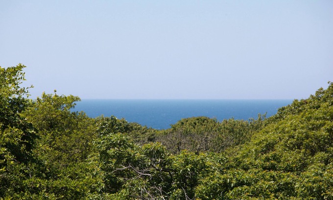 Aquinnah House | Modern beach house - Walking distance to Philbin Beach
