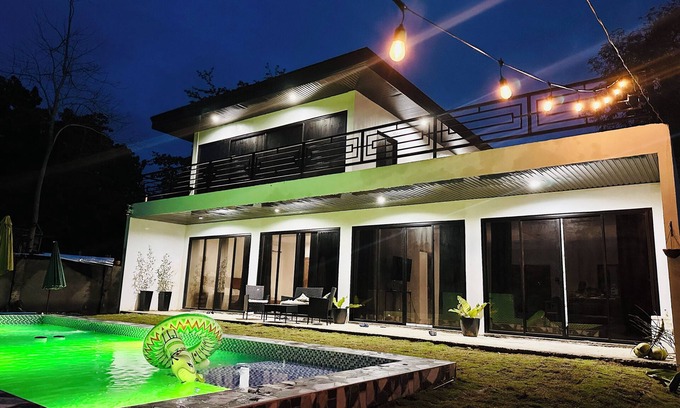 Manukan Villa | Modern beachside oasis w/pool 2bed 2bath villa with AC, WiFi in Manukan.