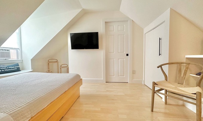 Marlborough House | Modern BEAUTIFUL STUDIO Fully Renovated - No Full Kitchen - Yes Fridge