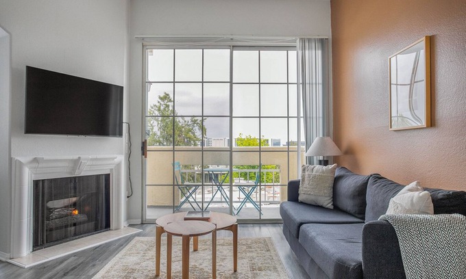 Beverly Grove Apartment | Modern Beverly Hills Jr 1BR, nr Shops & Groceries, by Blueground