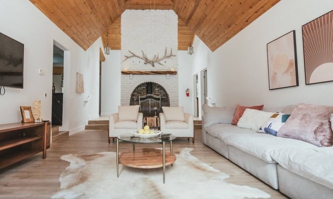 Evergreen Estates House | Modern Big Bear Retreat | A/C | HotTub