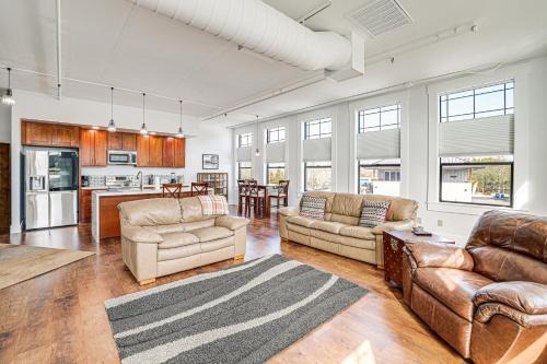 Blaine Apartment | Modern Blaine Condo Rental Less Than 1 Mi to Boat Harbor!