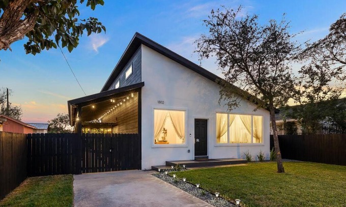 Edinburg Ski Chalet | Modern Boho Home with in-home gym room! + fabulous outdoor dining!