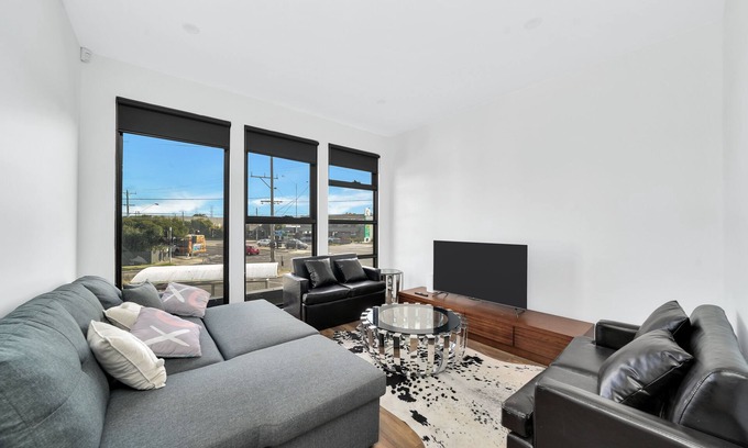 Reservoir House | Modern Brand New Townhome in Reservoir in the centre of everything