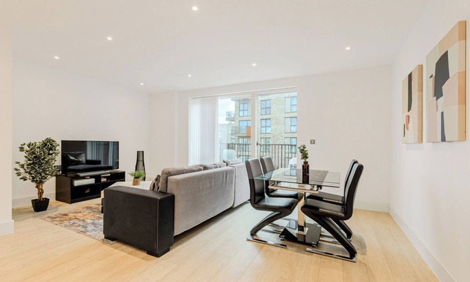 Park Royal Apartment | Modern Bright 1BR flat, 20 min to the Centre