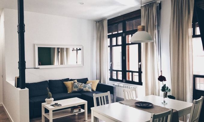 Centro House | Modern, bright and central apartment. One minute from the Plaza Mayor.
