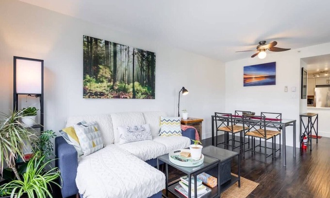 Downtown Vancouver Apartment | Modern & Bright Downtown Haven ~ Pool ~ Gym ~ Pkg!