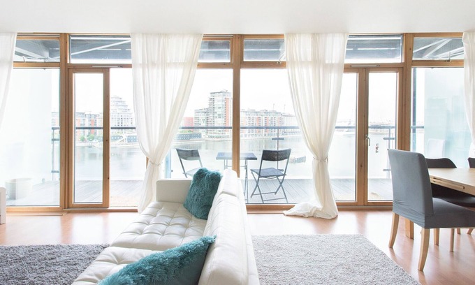 Docklands Apartment | Modern & Bright | East London Dockside Apartment | ExCel Center | City Airport