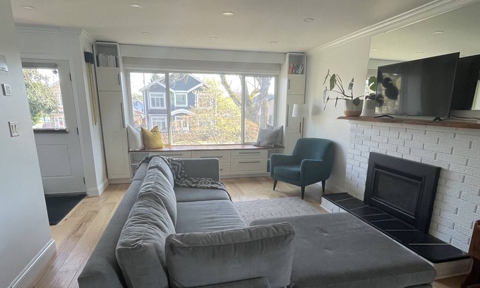 East Side House | Modern, bright home in East Van (under 10 minute walk to transit hub)