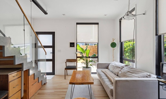 Fishtown Apartment | Modern Bright Loft in Fishtown with Greenhouse