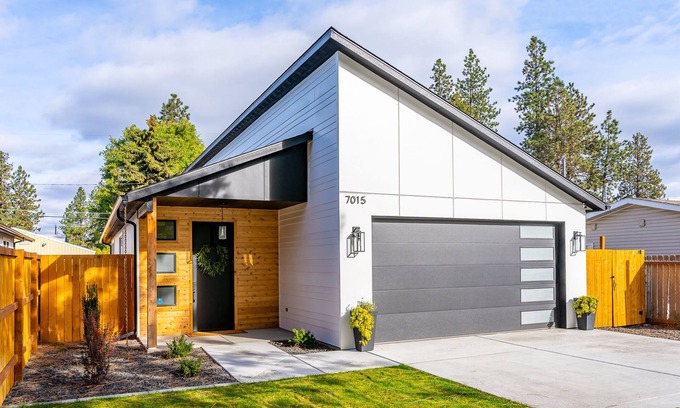 Mica House | Modern & Bright Newly Built Home! Clean Relaxing Comfy Minutes to Hiking