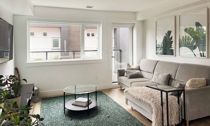 North Vancouver House | Modern bright townhome near mountains and beaches