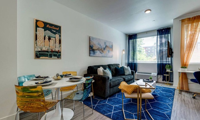 King Apartment | Modern & Bright Walkable Alberta Condo, Fast WiFi
