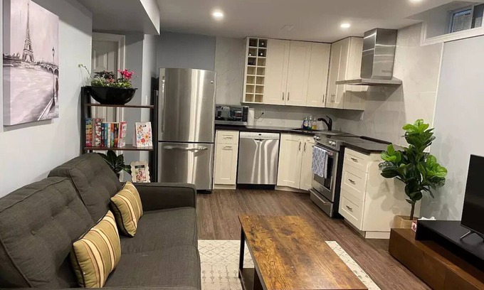 Mississauga Apartment | Modern bsmt apmt | King & sofa bed | Free parkingn