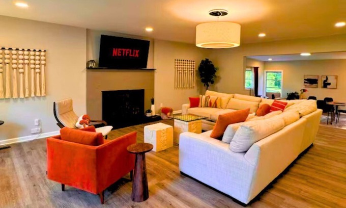 North Buckhead House | Modern Buckhead Retreat Sleeps 10: Families & Groups