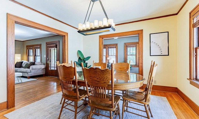 Champaign House | Modern Bungalow: spacious 3BR home near downtown Champaign & campus