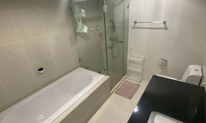 Huai Khwang Condo | "Modern Condo Overlooking Pool – Perfect for Relaxation"